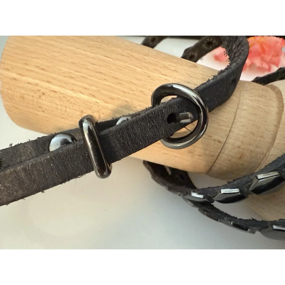 Gap Black Leather Skinny Belt With Gun Metal Colored Adornment Fits 33-37